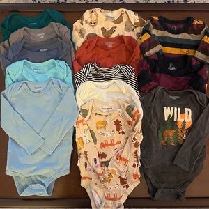 12-18 months. 13 long sleeve onesies and 1 long sleeve pant sweatsuit